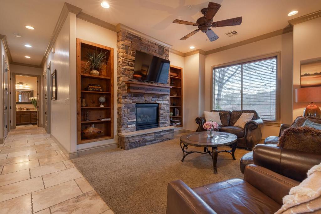 D5-Coral Springs Poolside-Ground Floor 3-bedroom Hillside View - Image 6