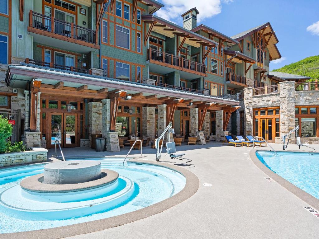 Hot Tub (Jacuzzi) - Photo 2