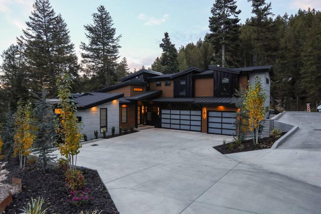 Park city Pines retreat sleeps 22!