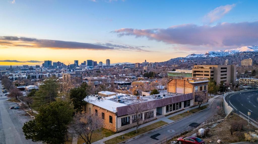 The Anniversary Inn - Fifth South - Image 5