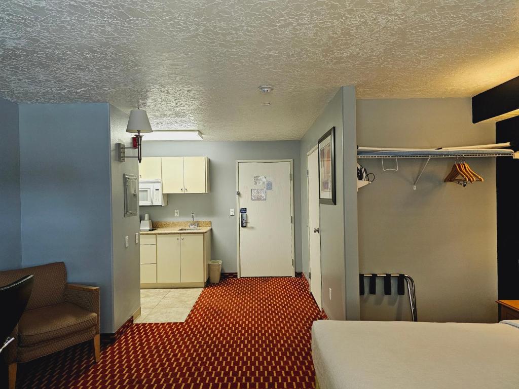 Executive Inn & Suites Extended Stay - Vernal - Image 4