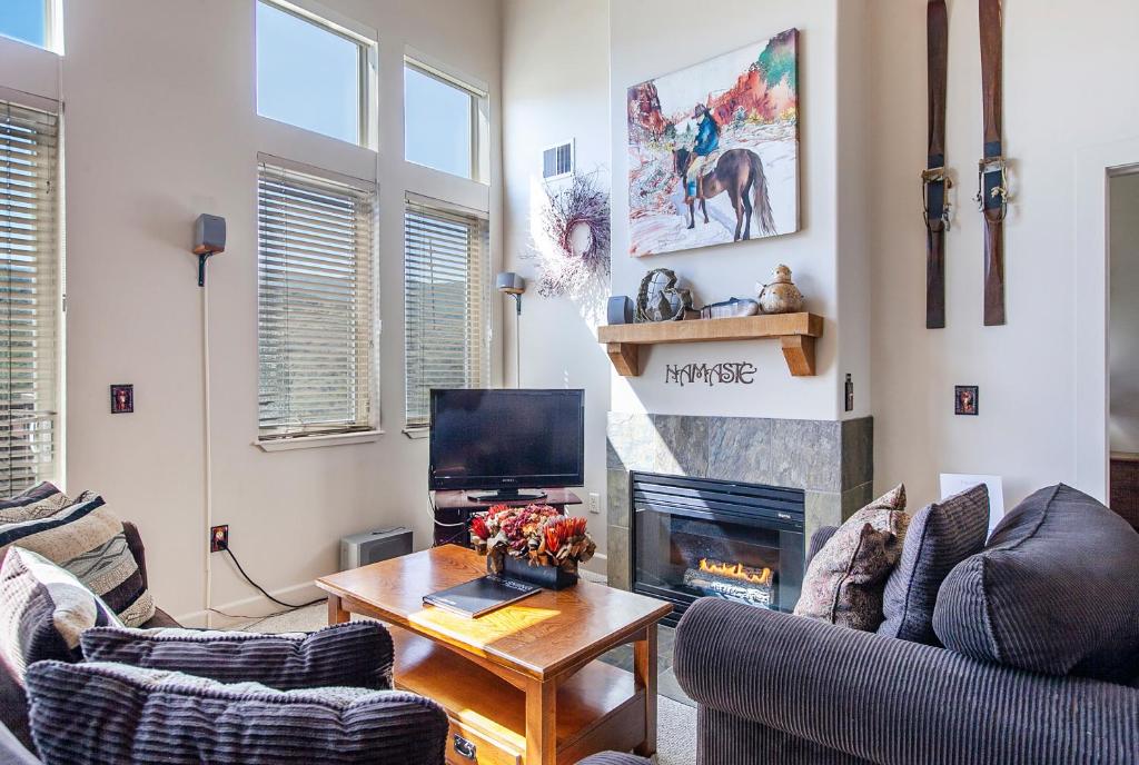 Crestview Condominiums by All Seasons Resort Lodging - Image 7