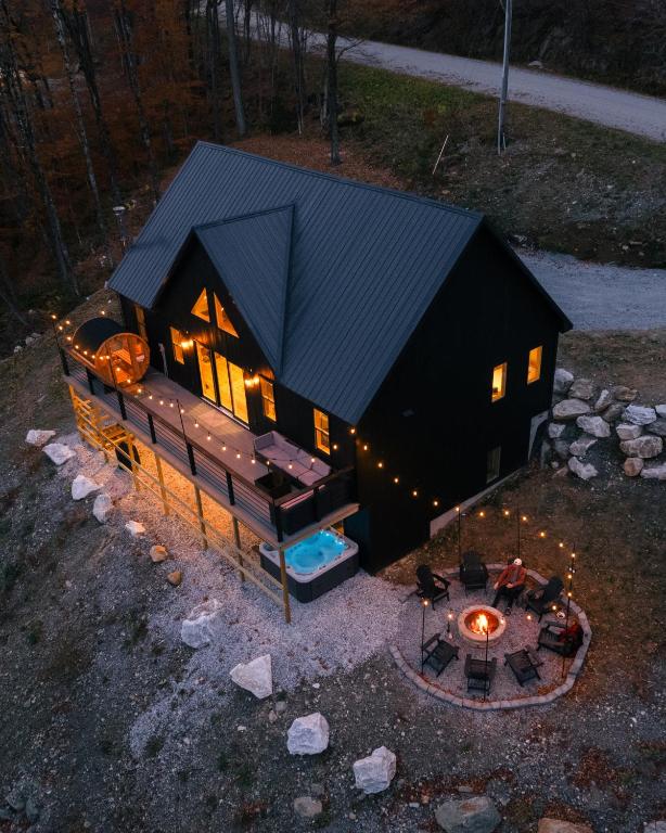 Hot Tub (Jacuzzi) - Photo 2