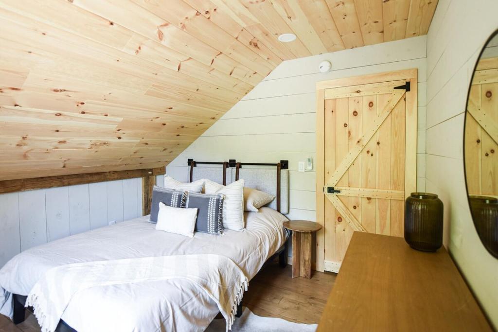 Lux Chalet 4 Bd Fireplace HotTub AC Pet Friendly - Image 4