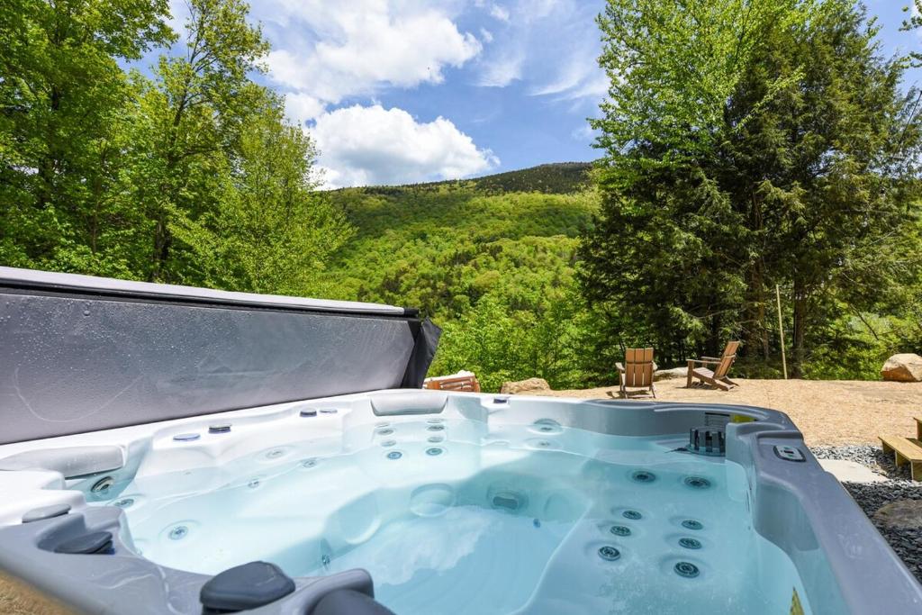 Hot Tub (Jacuzzi) - Photo 2