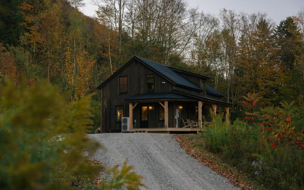 Lux Chalet 4 Bd Fireplace HotTub AC Pet Friendly