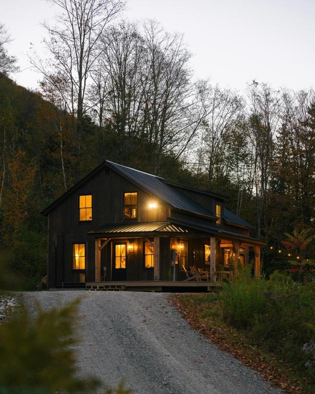 Lux Chalet 4 Bd Fireplace HotTub AC Pet Friendly - Image 7