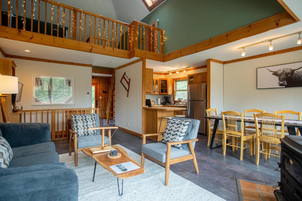 MtSnow , HotTub, Pool, Air Hockey,Ping Pong, Darts