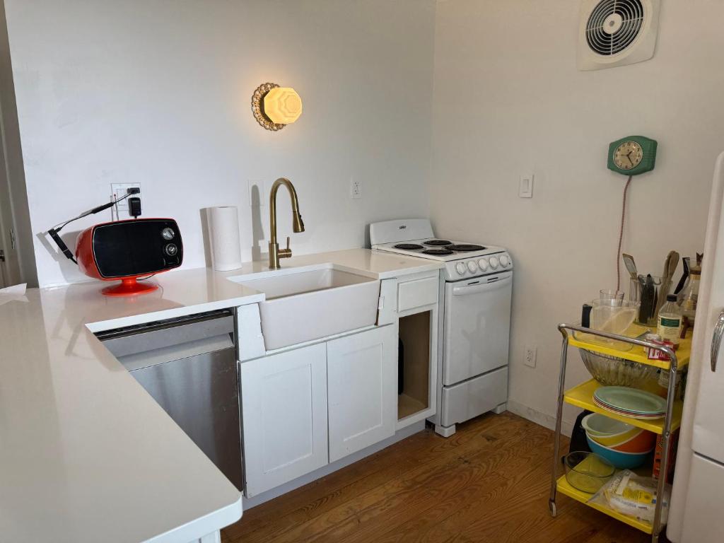 Lakefront midcentury vintage - Image 4