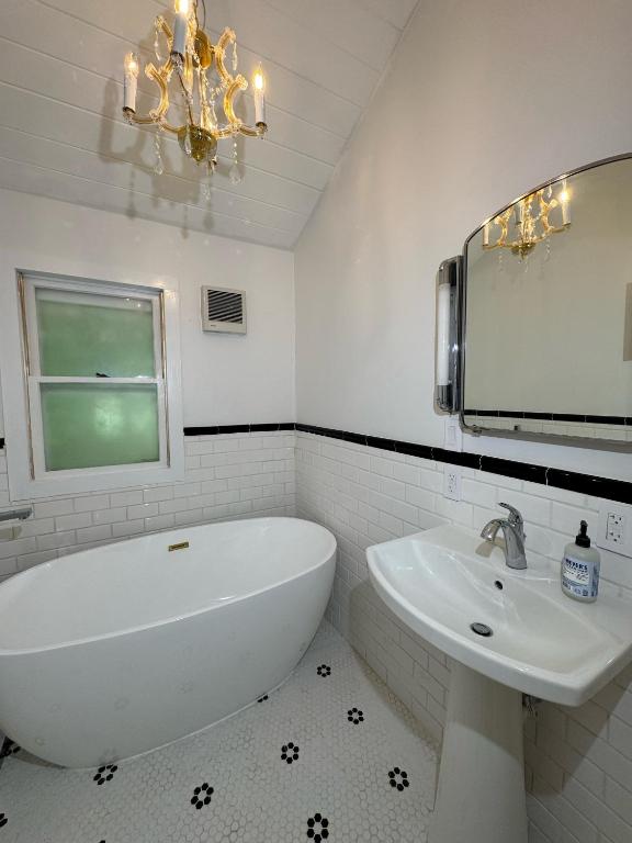 Lakefront midcentury vintage - Image 8