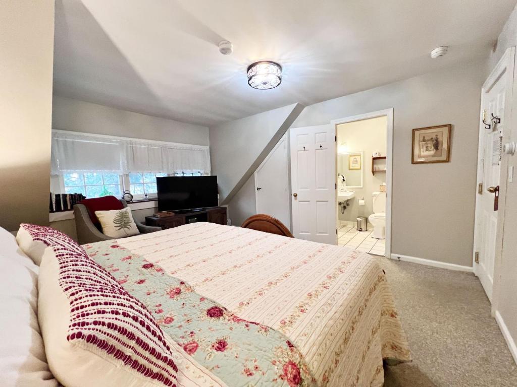 The Four Columns Inn & 1832 Tavern - Image 6