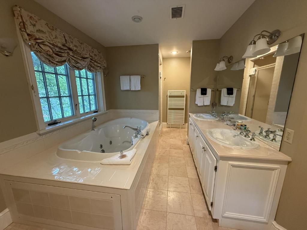 The Four Columns Inn & 1832 Tavern