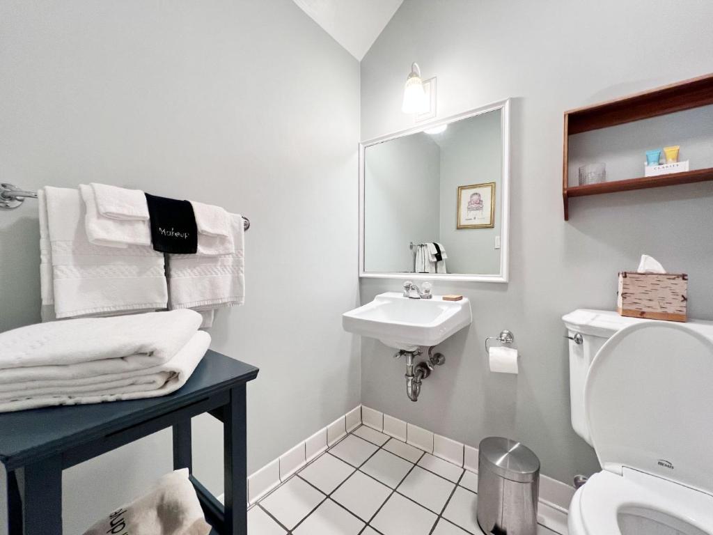 The Four Columns Inn & 1832 Tavern - Image 8