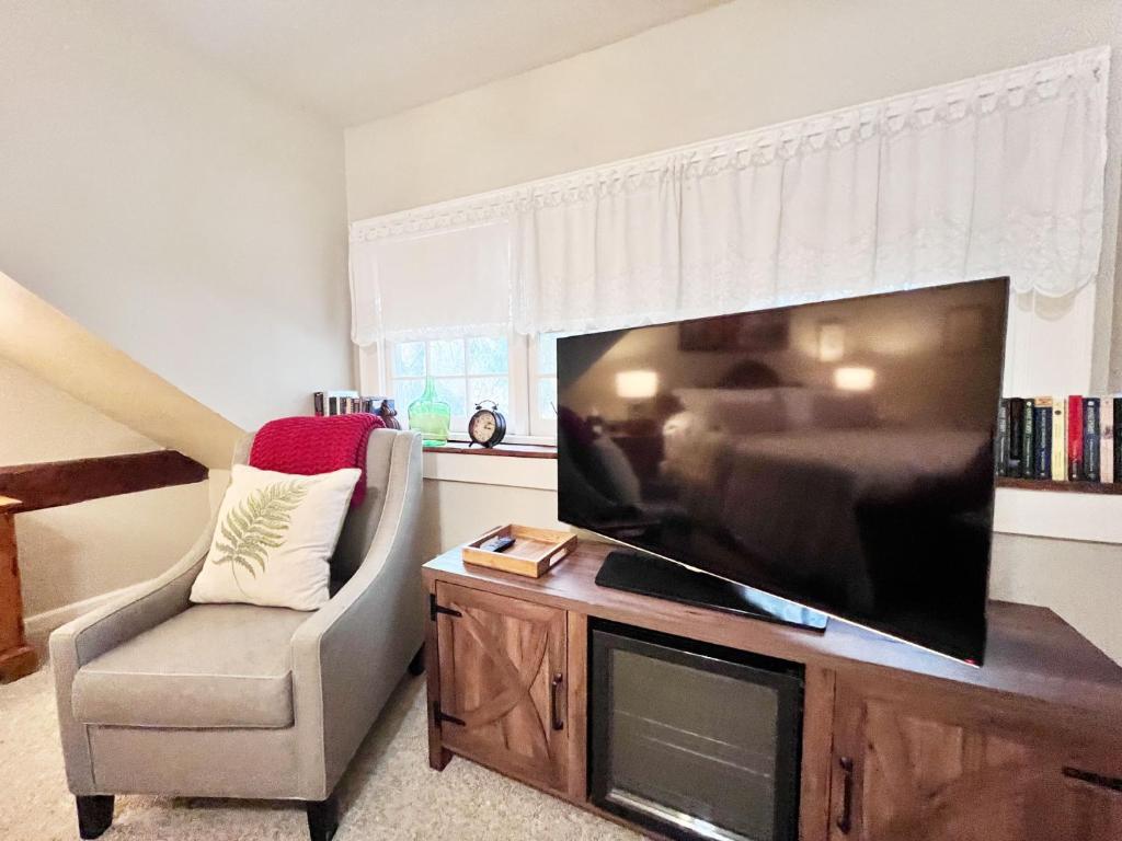 The Four Columns Inn & 1832 Tavern - Image 5