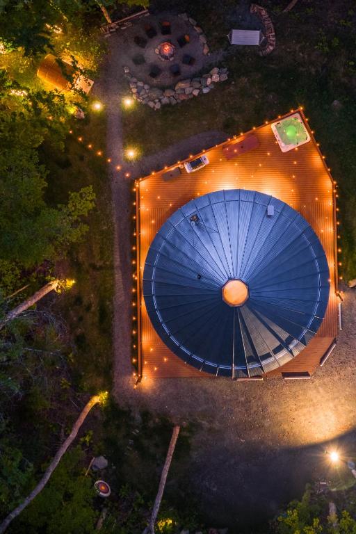 Mount Snow Yurt - Hot Tub, Wood Stove, WiFi, EVcharger