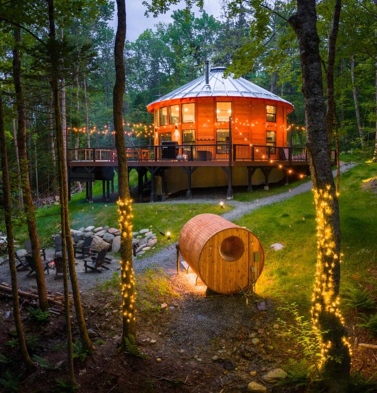 Mount Snow Yurt - Hot Tub, Wood Stove, WiFi, EVcharger