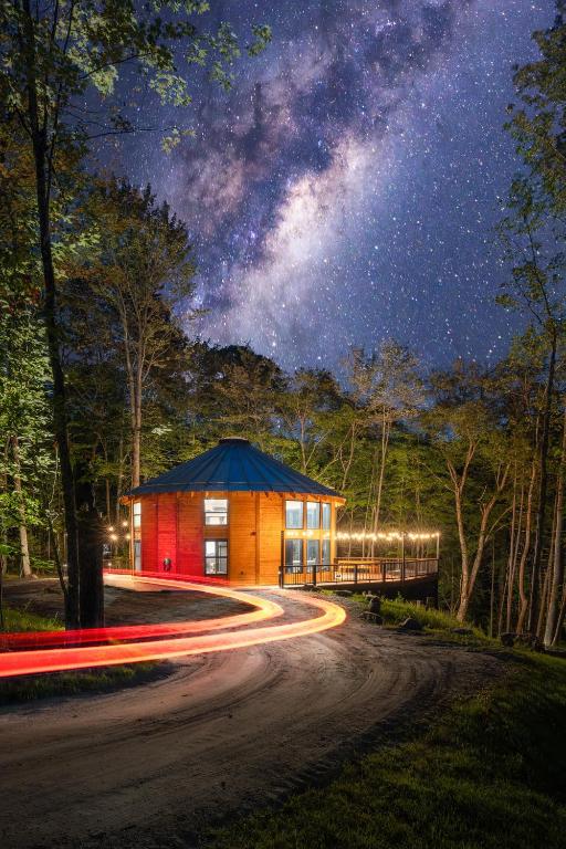 Mount Snow Yurt - Hot Tub, Wood Stove, WiFi, EVcharger - Image 4