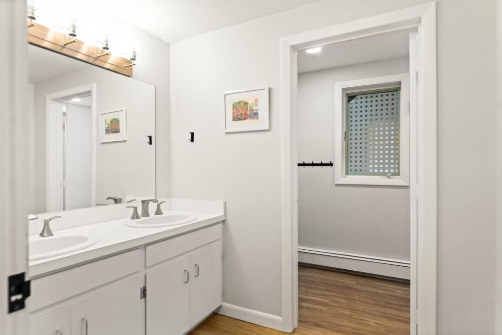 Vermont Escape near Stratton with Hot Tub, Game Room, Fireplace & Pond Views - Image 8