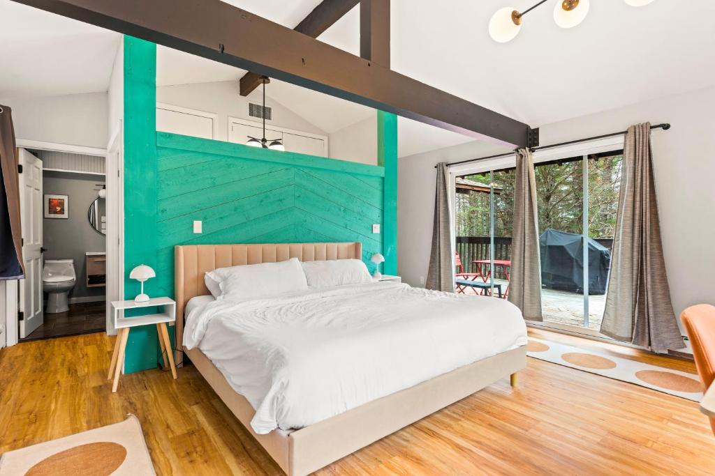 Vermont Escape near Stratton with Hot Tub, Game Room, Fireplace & Pond Views - Image 7