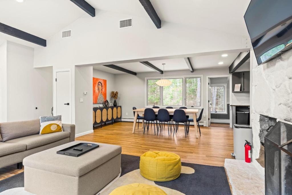 Vermont Escape near Stratton with Hot Tub, Game Room, Fireplace & Pond Views - Image 5