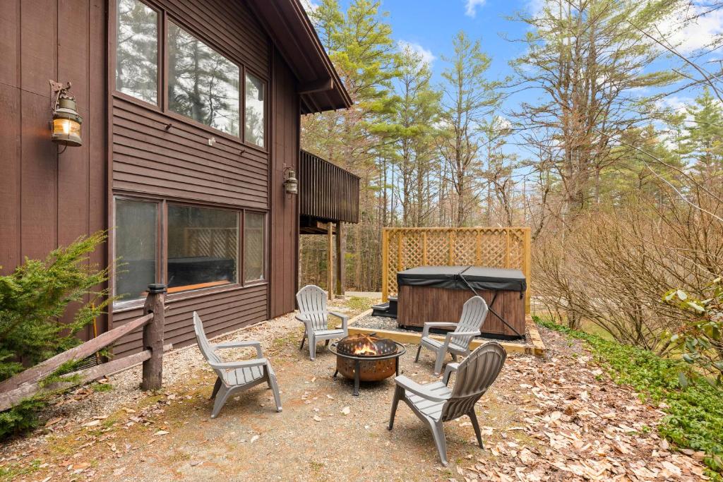 Vermont Escape near Stratton with Hot Tub, Game Room, Fireplace & Pond Views