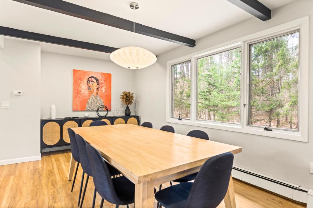 Vermont Escape near Stratton with Hot Tub, Game Room, Fireplace & Pond Views - Image 4