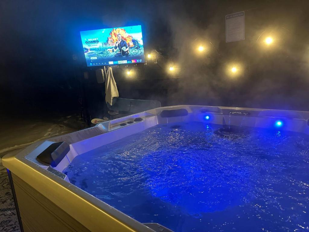 Hot Tub (Jacuzzi) - Photo 3