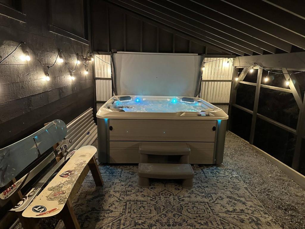 5 min Ski| 1 min Nightlife| Hot Tub| Arcade| Fires