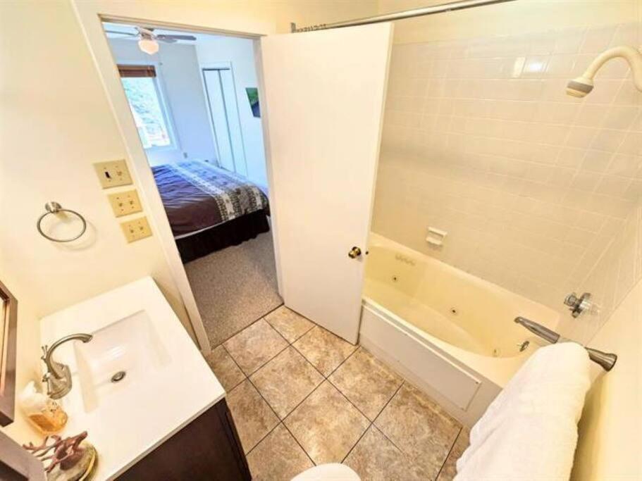 Mt Snow Condo with Pool Mountain Views Half Mile to Mtn