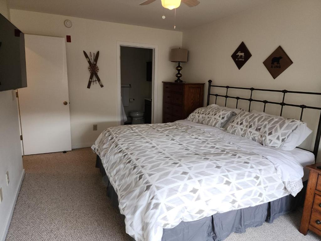 Mt Snow Condo with Pool Mountain Views Half Mile to Mtn - Image 8