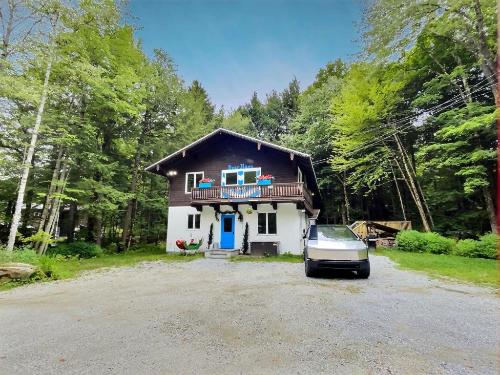 BearHaus Central AC, HUGE Hot Tub, Awesome FirePit - Image 6