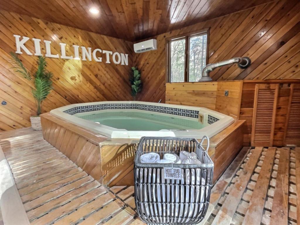 BearHaus Central AC, HUGE Hot Tub, Awesome FirePit