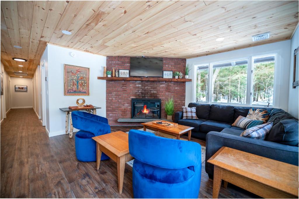 BearHaus Central AC, HUGE Hot Tub, Awesome FirePit - Image 5