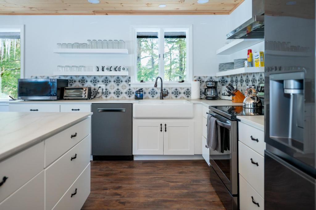 BearHaus Central AC, HUGE Hot Tub, Awesome FirePit - Image 4