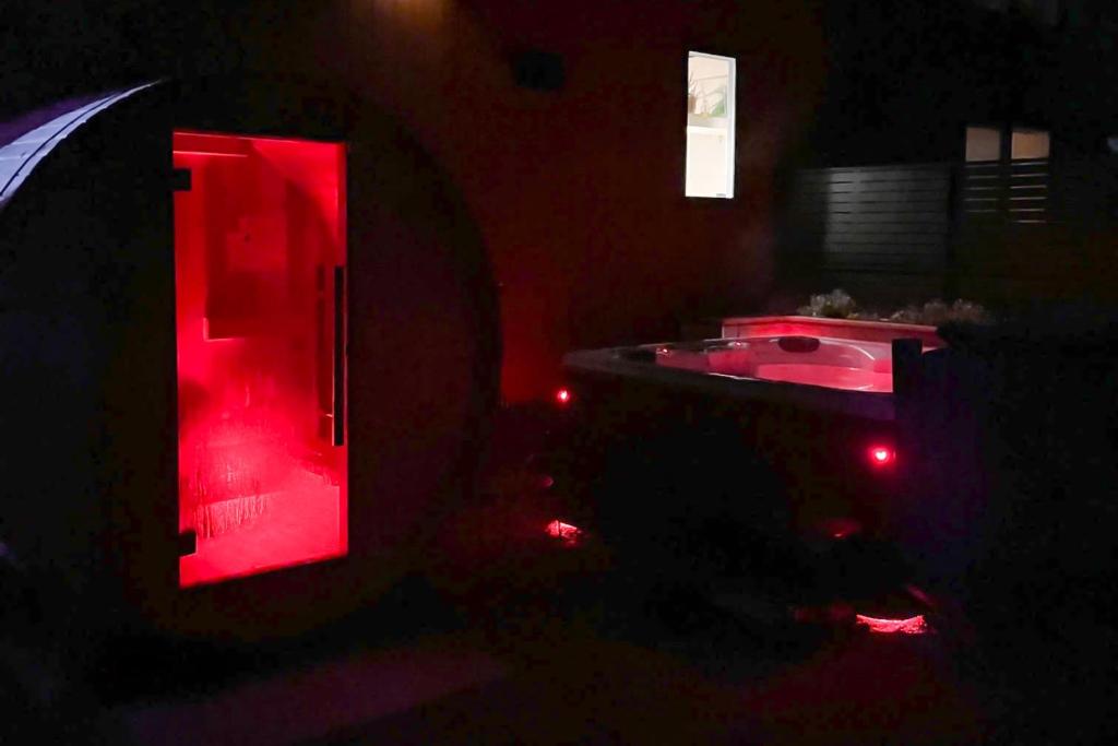 Hot Tub (Jacuzzi) - Photo 5