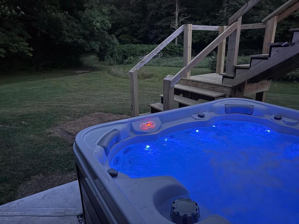Hot Tub (Jacuzzi) - Photo 2