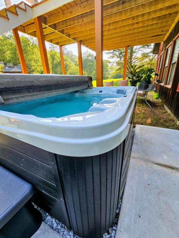 Hot Tub (Jacuzzi) - Photo 4