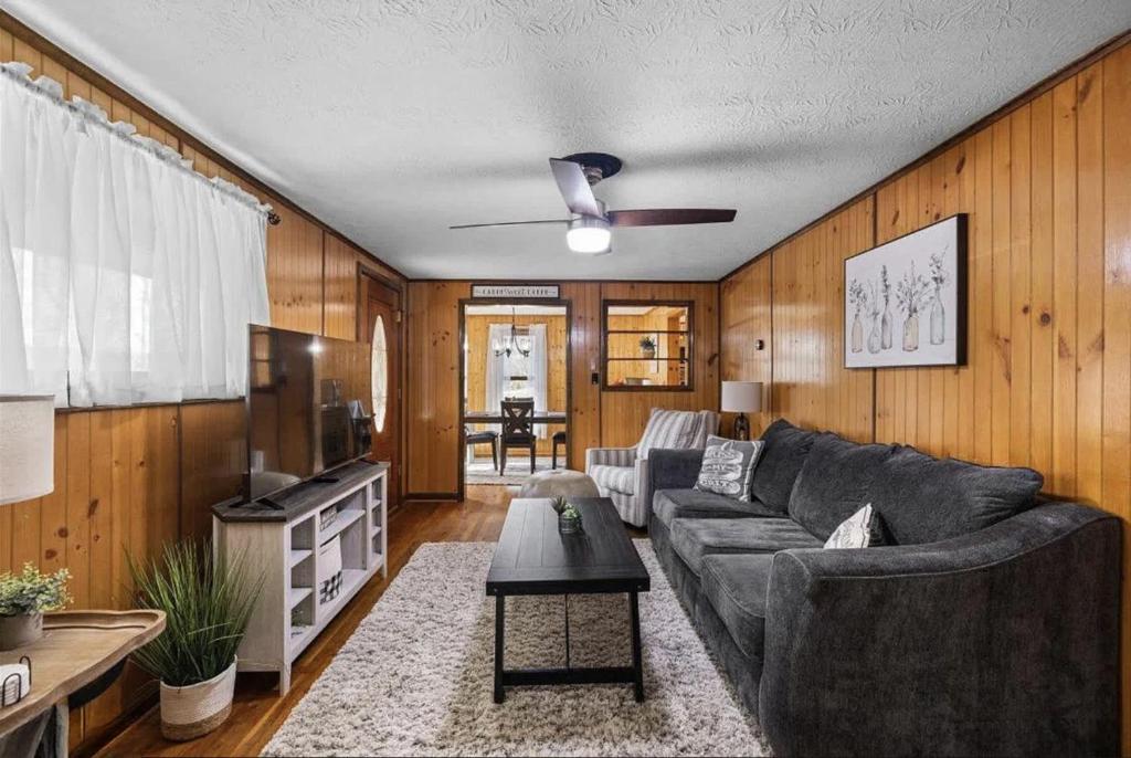 Mountain Cabin w Hot Tub Deck Grill & Fire Pit - Image 8