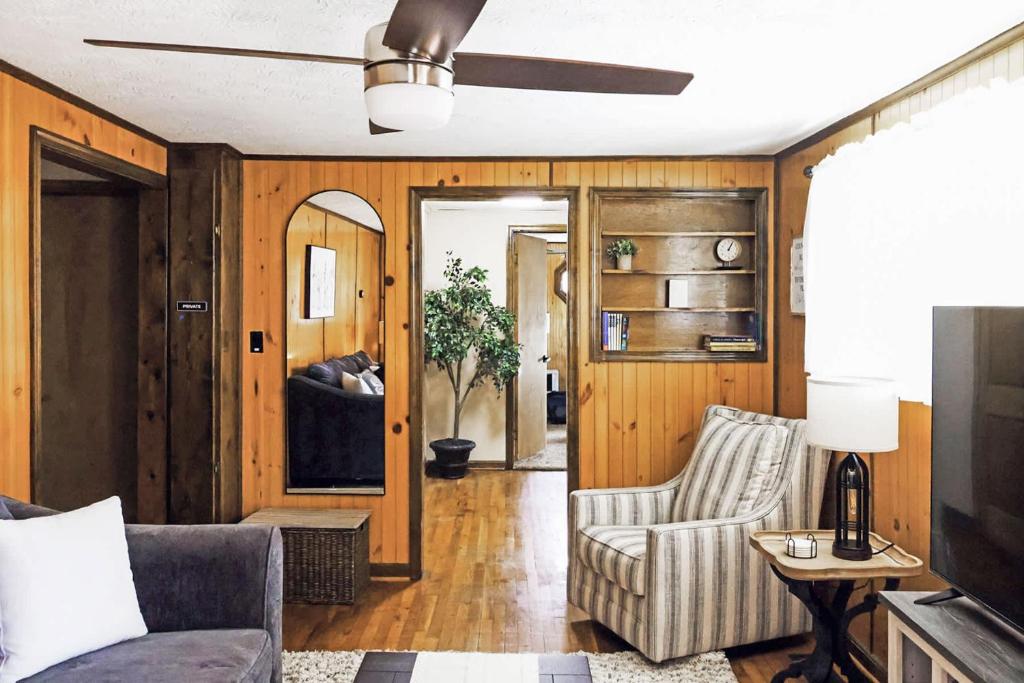 Mountain Cabin w Hot Tub Deck Grill & Fire Pit - Image 4