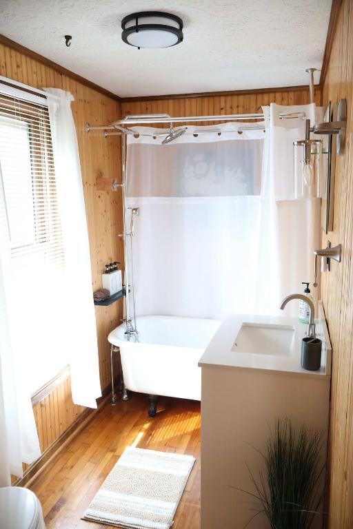 Mountain Cabin w Hot Tub Deck Grill & Fire Pit