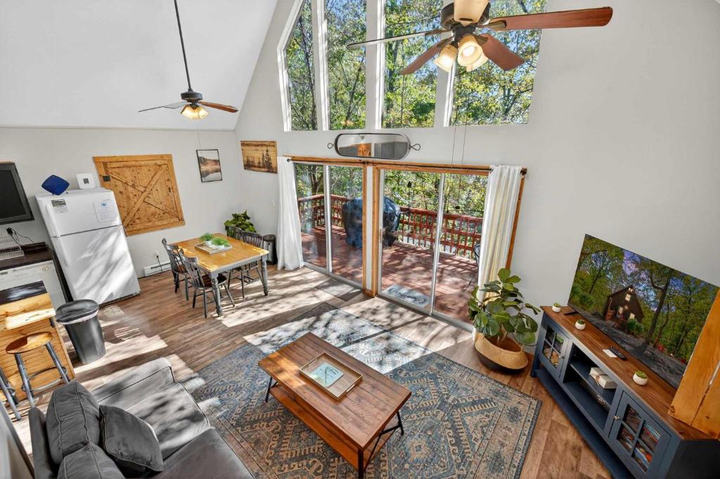 Quiet Loft Chalet near Bryce w Hot Tub & Fire Pit - Image 7