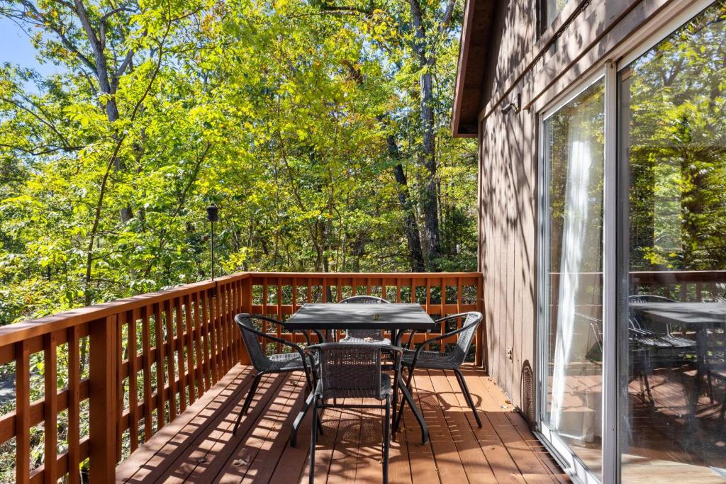 Quiet Loft Chalet near Bryce w Hot Tub & Fire Pit - Image 4