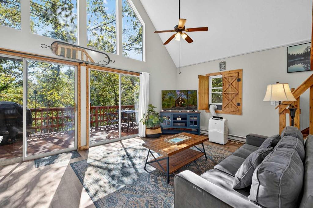 Quiet Loft Chalet near Bryce w Hot Tub & Fire Pit - Image 8