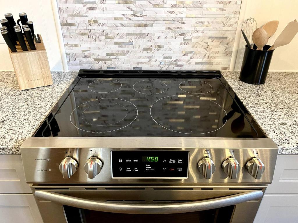 Hot Tub Luxe Retreat • Game Room • Lake • Bryce - Image 6