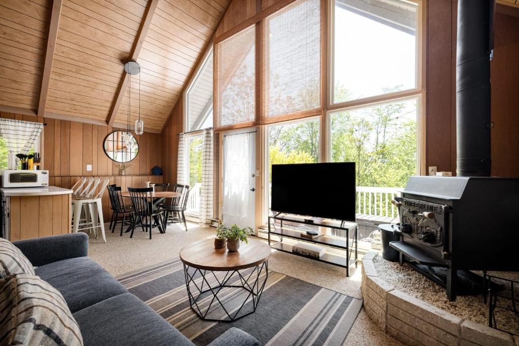 HotTub, FirePit, Grill, Deck, Playset & WiFi - Image 8