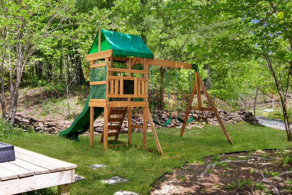 HotTub, FirePit, Grill, Deck, Playset & WiFi - Image 5