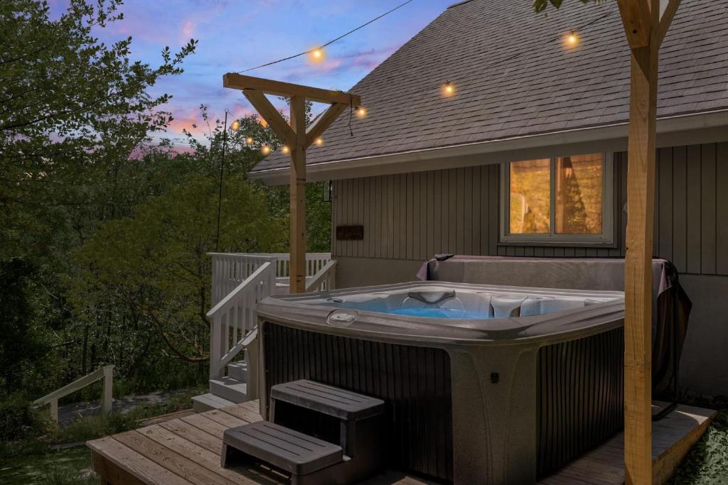 HotTub, FirePit, Grill, Deck, Playset & WiFi