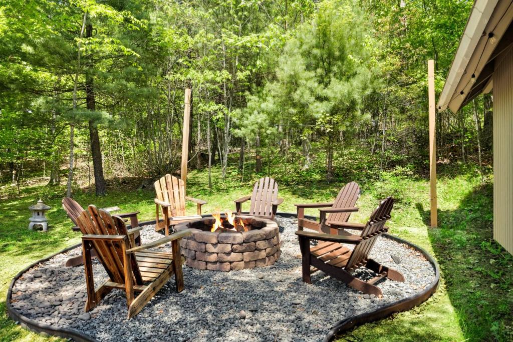HotTub, FirePit, Grill, Deck, Playset & WiFi - Image 6