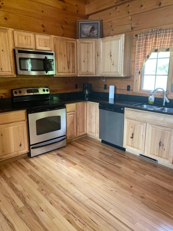 Holiday mountain log cabin - Image 8