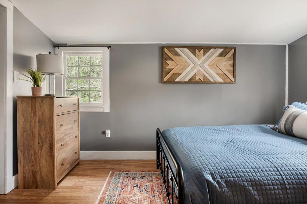 Creekside Cabin w Hot Tub, Fire Pit, Grill, WiFi! - Image 7